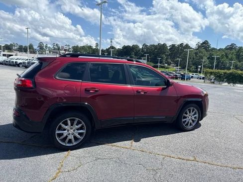 Used 2018 Jeep Cherokee Latitude FWD image 3
