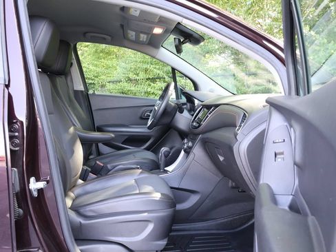 Certified 2022 Chevrolet Trax LT w/ LT Convenience Package AWD/4WD image 38