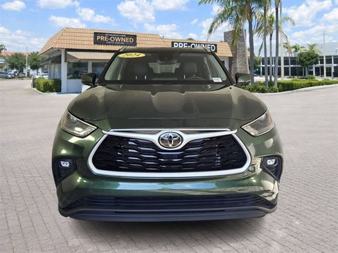 Used 2024 Toyota Highlander LE image 3