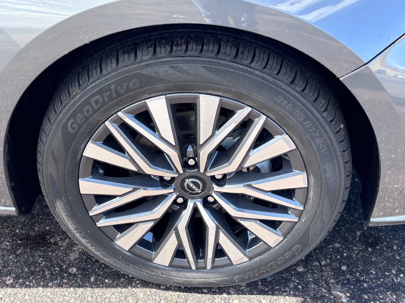 Used 2024 Nissan Altima 2.5 SV FWD image 12