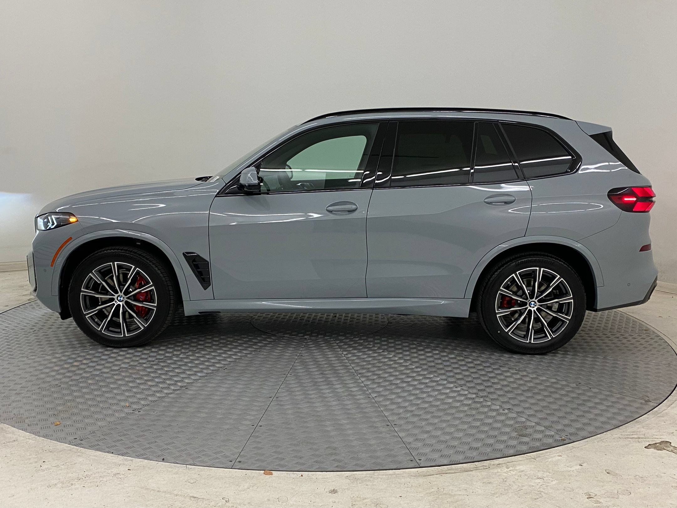 Used 2026 BMW X5 xDrive40i w/ M Sport Package AWD/4WD image 2