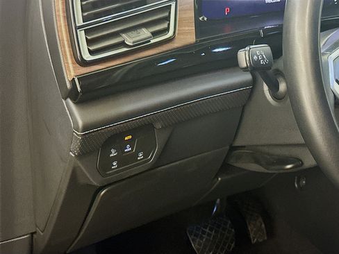 Used 2025 Volkswagen Atlas SE AWD/4WD image 18
