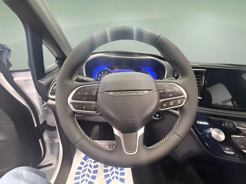 New 2027 Chrysler Pacifica Select FWD image 14