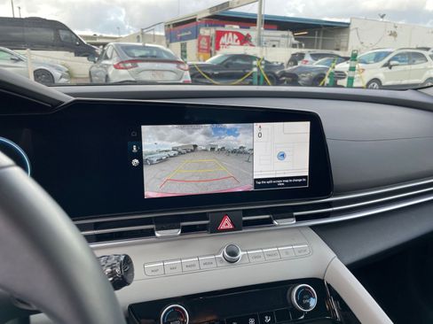 Used 2025 Hyundai Elantra Limited image 17