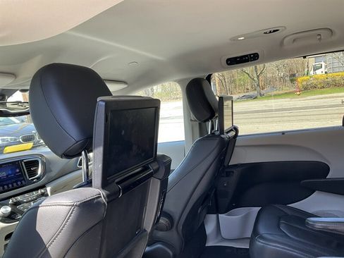 Used 2017 Chrysler Pacifica Touring-L Plus FWD image 16