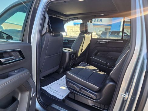 New 2026 Chevrolet Suburban Premier image 9