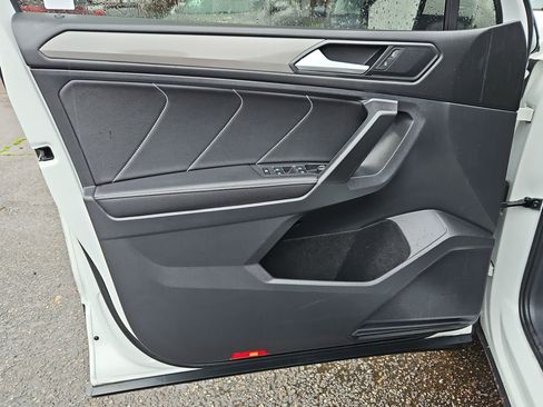 Used 2022 Volkswagen Tiguan SE image 9