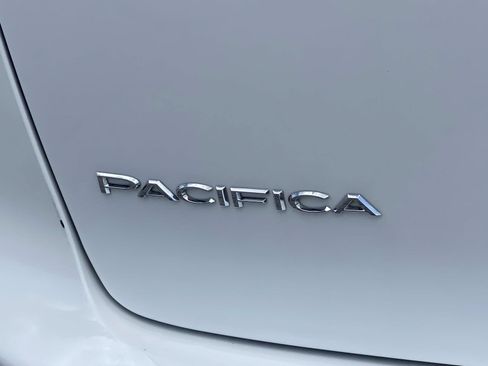 Used 2023 Chrysler Pacifica Touring-L FWD image 5