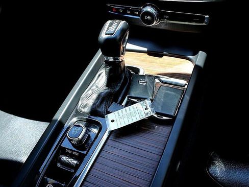 Used 2019 Volvo XC60 T6 Momentum w/ Advanced Package image 19