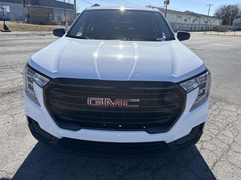 Used 2023 GMC Terrain SLE w/ Driver Convenience Package FWD image 2