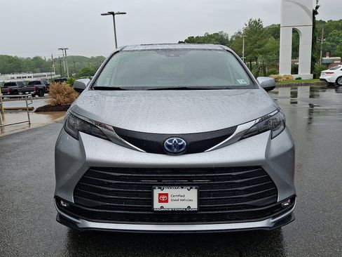 Certified 2025 Toyota Sienna XLE AWD/4WD image 2