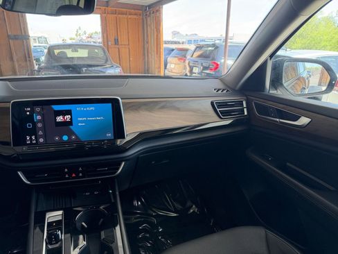 Used 2025 Volkswagen Atlas SE image 38