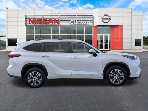 Used 2023 Toyota Highlander XLE AWD/4WD image 2