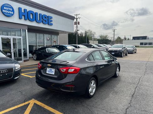 Used 2017 Chevrolet Cruze LT image 10