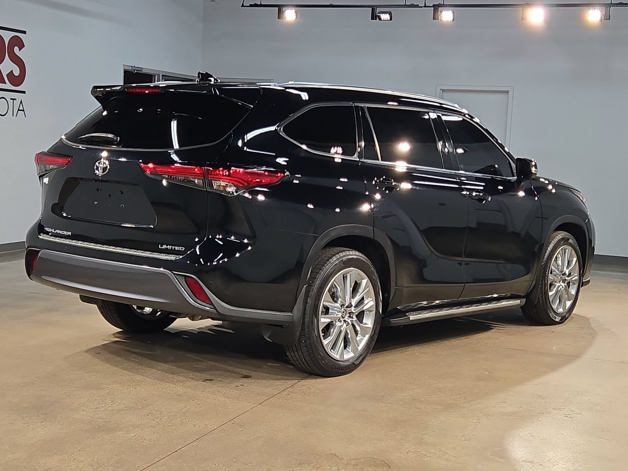 Used 2022 Toyota Highlander Limited FWD image 7