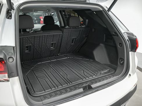 Used 2024 Chevrolet Equinox LT AWD/4WD image 9