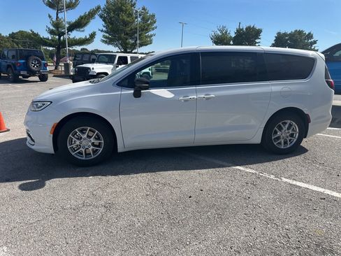 New 2026 Chrysler Pacifica Select image 16