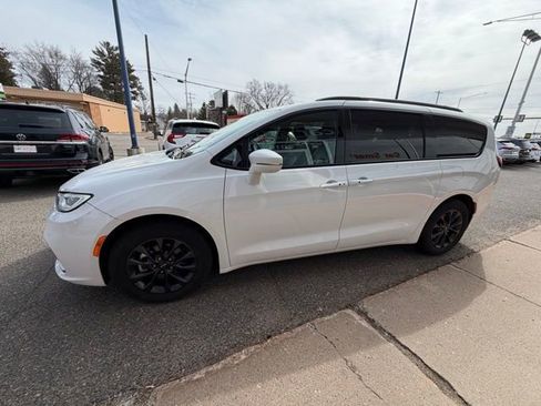 Used 2022 Chrysler Pacifica Touring-L w/ S Appearance Package image 4