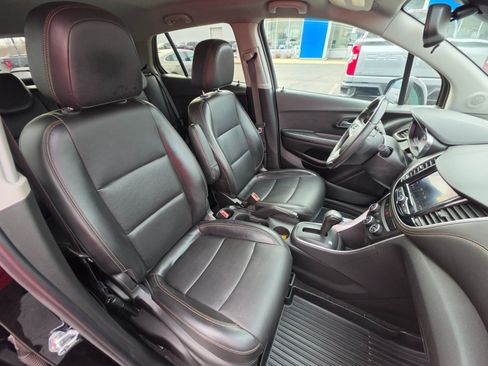 Used 2021 Chevrolet Trax LT w/ Premium Seat Package AWD/4WD image 12