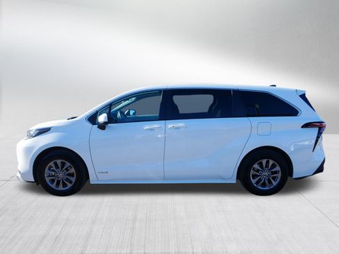 Used 2021 Toyota Sienna LE image 4