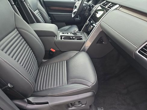 Certified 2025 Land Rover Discovery Dynamic SE image 7