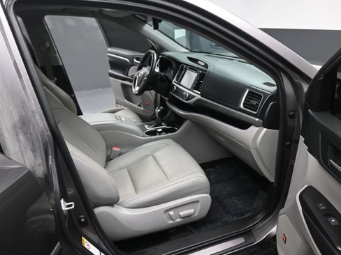 Used 2019 Toyota Highlander Limited image 20