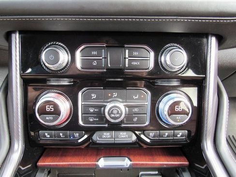 Used 2023 GMC Yukon XL Denali Ultimate image 13