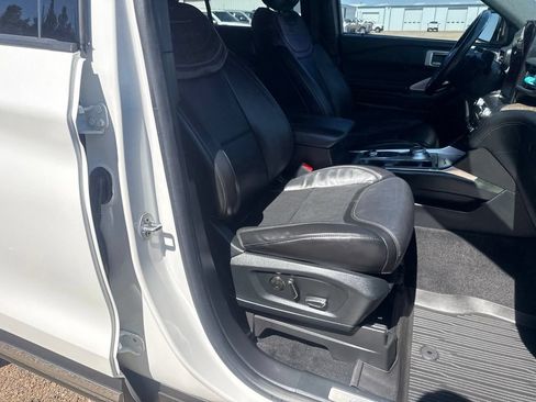 Used 2020 Ford Explorer Platinum w/ Premium Technology Package AWD/4WD image 41