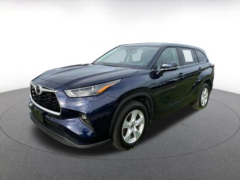 Used 2025 Toyota Highlander LE FWD image 4