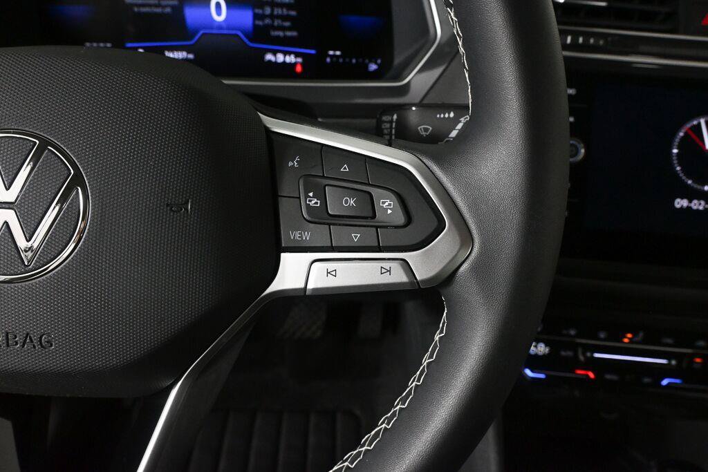 Used 2023 Volkswagen Tiguan SE FWD image 3
