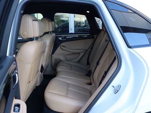 Used 2018 Porsche Macan image 34