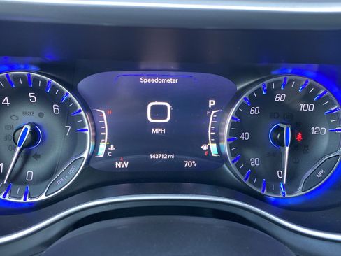 Used 2021 Chrysler Pacifica Touring-L w/ Uconnect Theater Family Group AWD/4WD image 17