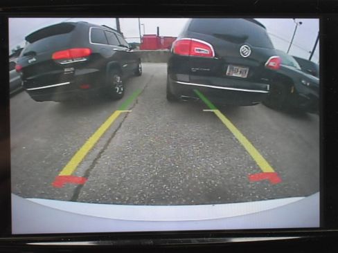Used 2023 Chrysler Pacifica Touring FWD image 28