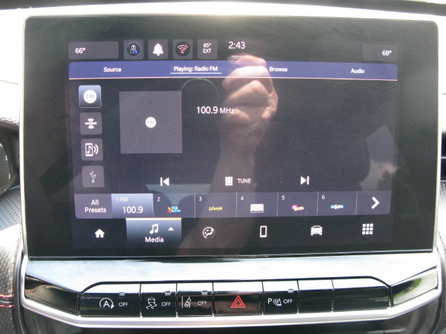 Used 2025 Jeep Compass Trailhawk AWD/4WD image 18