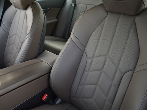 Used 2025 BMW 530i xDrive w/ Premium Package image 27