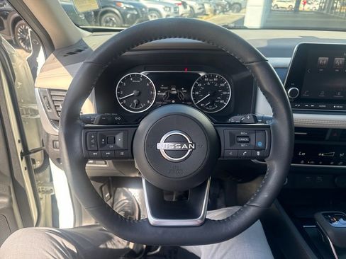 Used 2023 Nissan Rogue SV w/ SV Premium B Package image 15