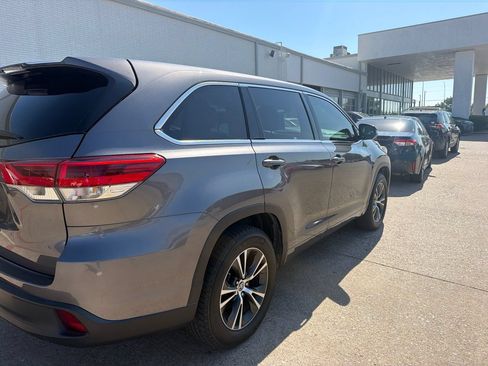 Used 2018 Toyota Highlander LE FWD image 4