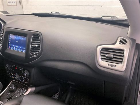Used 2019 Jeep Compass Latitude image 13