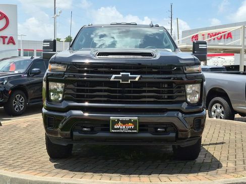 Used 2024 Chevrolet Silverado 2500 Custom w/ Custom Value Package AWD/4WD image 9