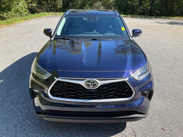 Used 2021 Toyota Highlander XLE FWD image 3