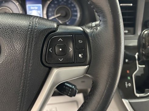 Used 2017 Toyota Sienna XLE image 16