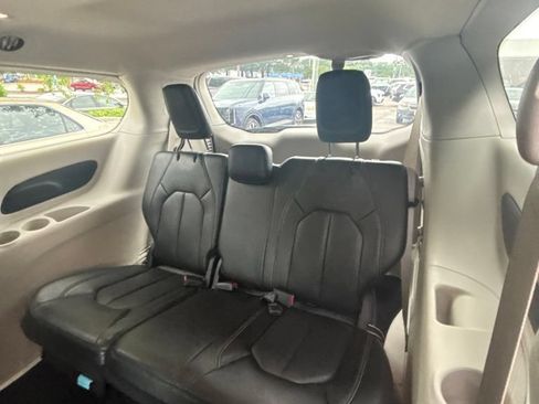 Used 2023 Chrysler Pacifica Touring-L FWD image 19