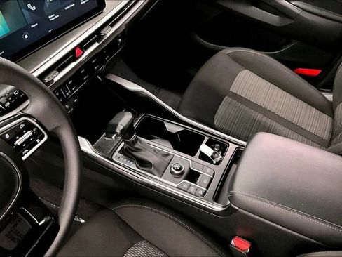 Used 2025 Kia Sorento LX image 16