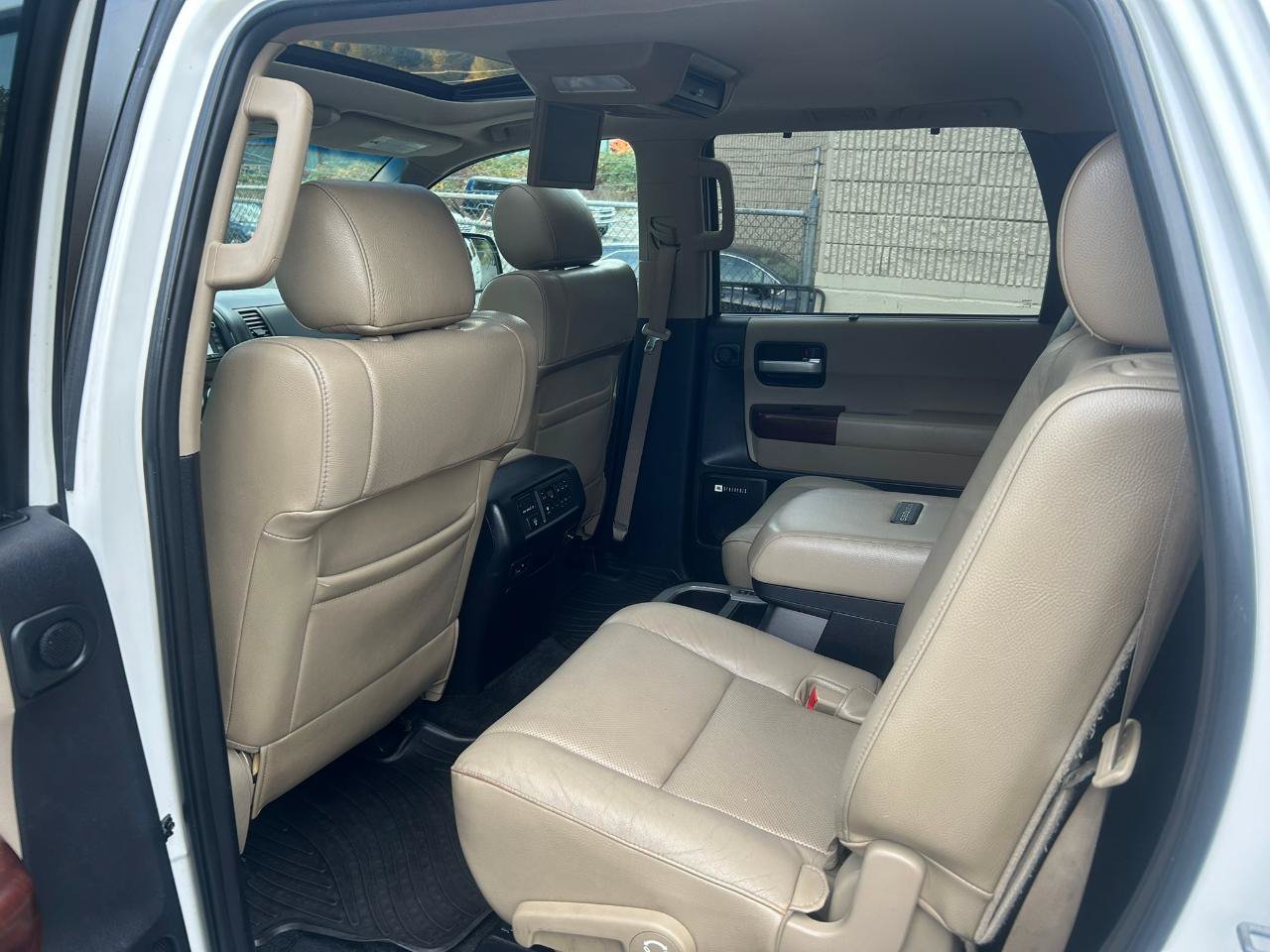 Used 2014 Toyota Sequoia Platinum w/ Preferred Accessory Package AWD/4WD image 12