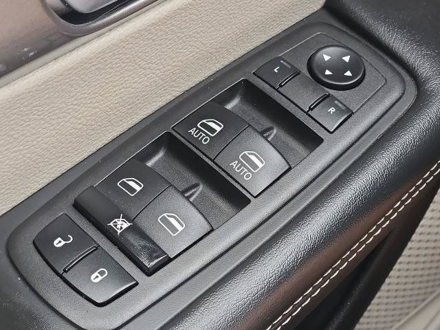 Used 2023 Chrysler Pacifica Touring-L FWD image 21
