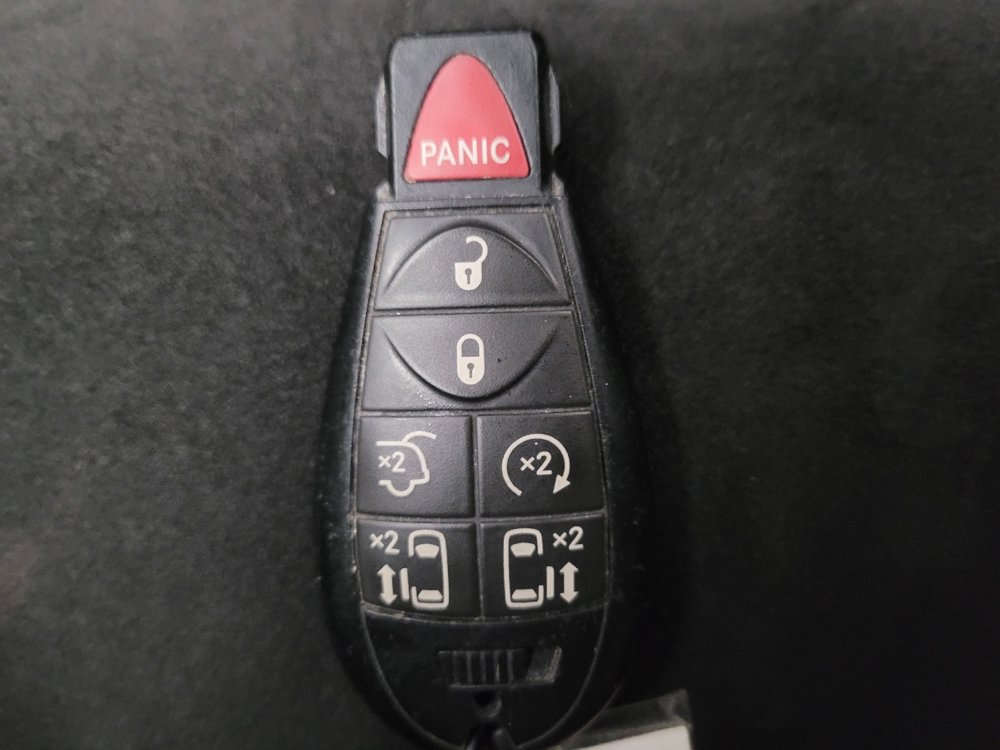 Used 2014 Chrysler Town & Country Touring-L FWD image 32