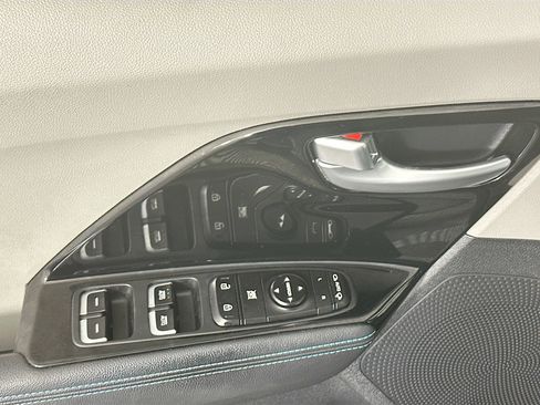 Used 2018 Kia Niro EX image 15