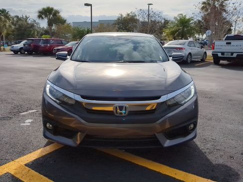 Used 2018 Honda Civic Touring image 4