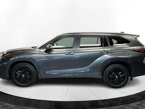 Used 2024 Toyota Highlander XLE image 2