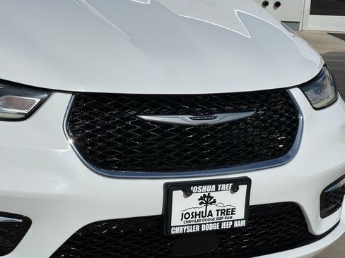 Used 2022 Chrysler Pacifica Touring-L image 7